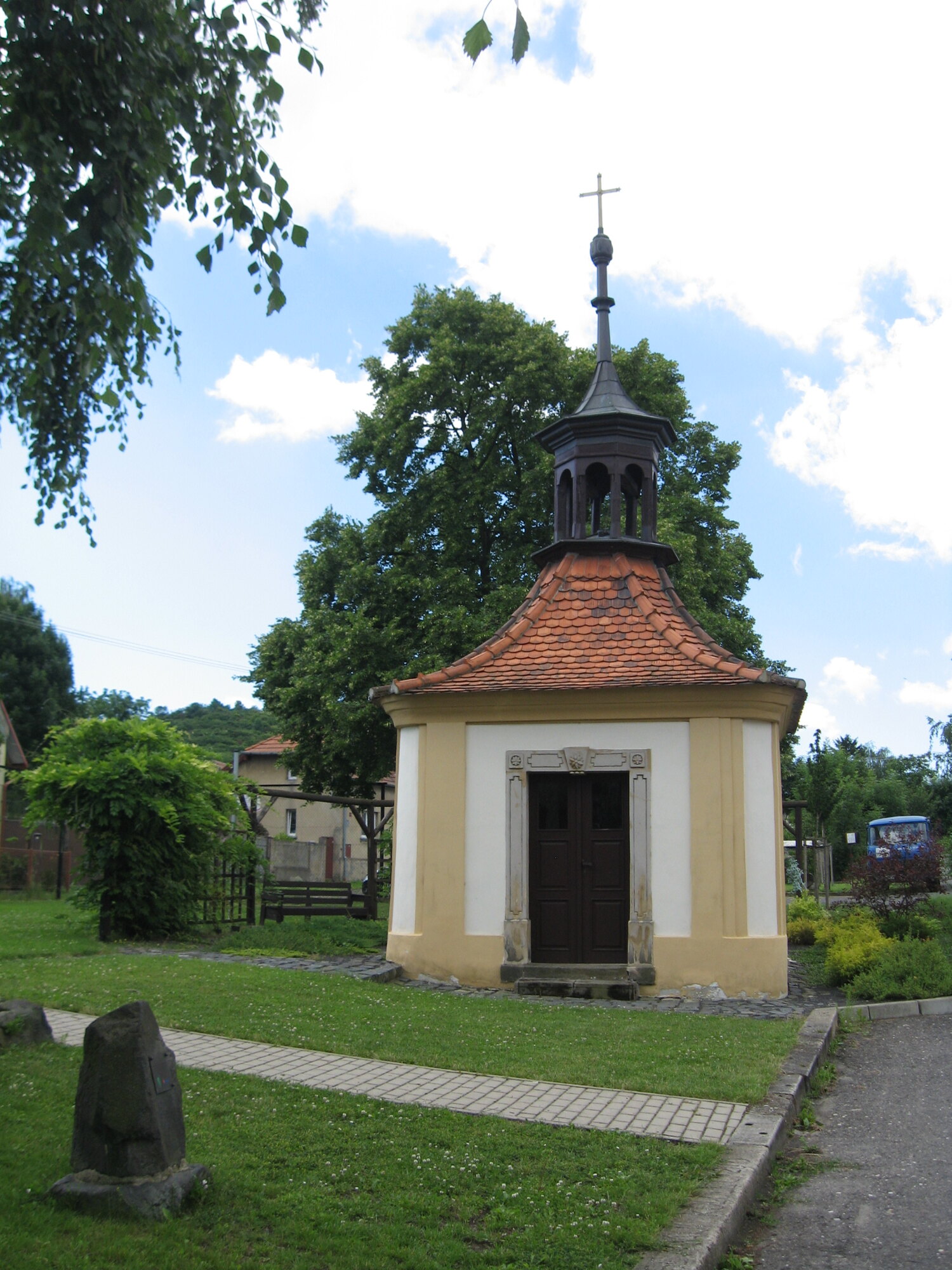 Kaplička na návsi v Kololeči