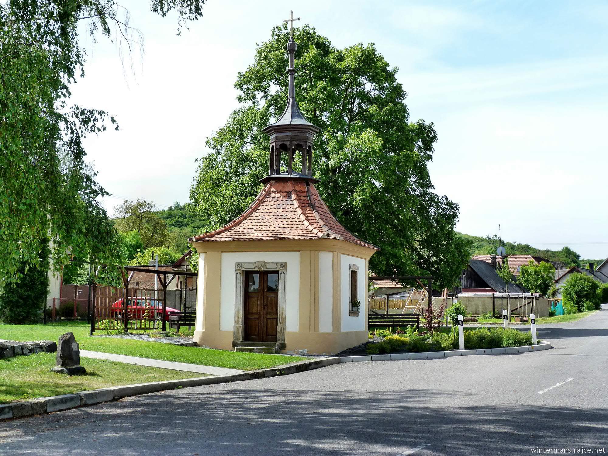 Kaplička na návsi v Kololeči